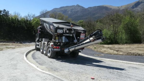 Sprider sur le chantier d'une route