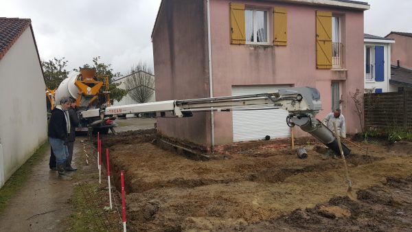 Tapis convoyeur à béton déplié pour livrer une terrasse