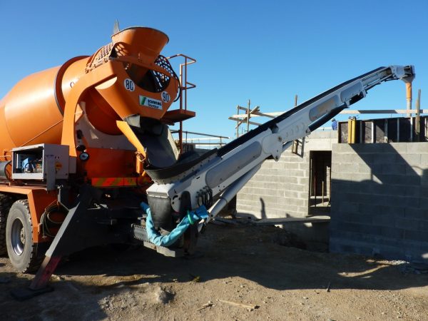 Tapis convoyeur à béton TDL sur un chantier de maison