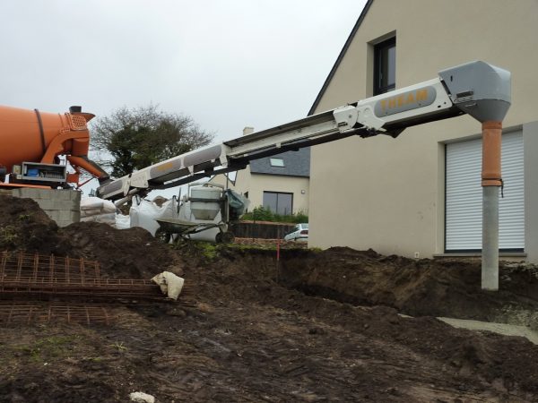 Tapis convoyeur à béton TDL sur un chantier de maison