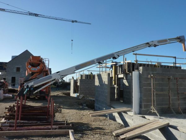 Tapis convoyeur à béton TDL sur un chantier de maison