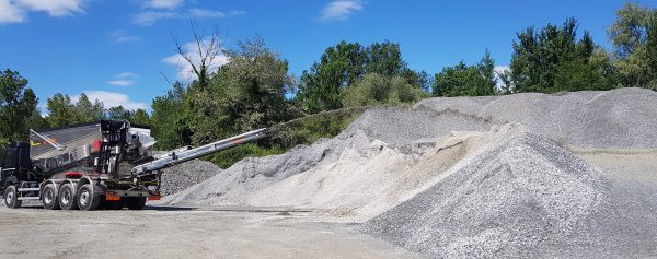 Ultralite projetant du gravier dans une carrière