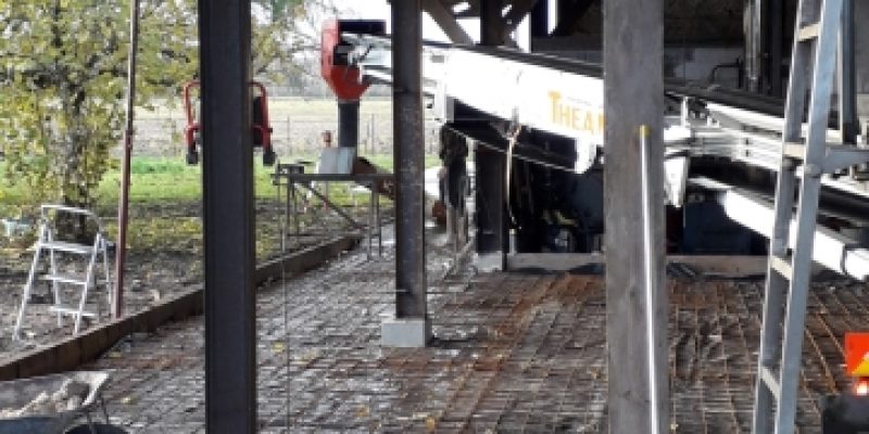 Tapis convoyeur à béton sous préau