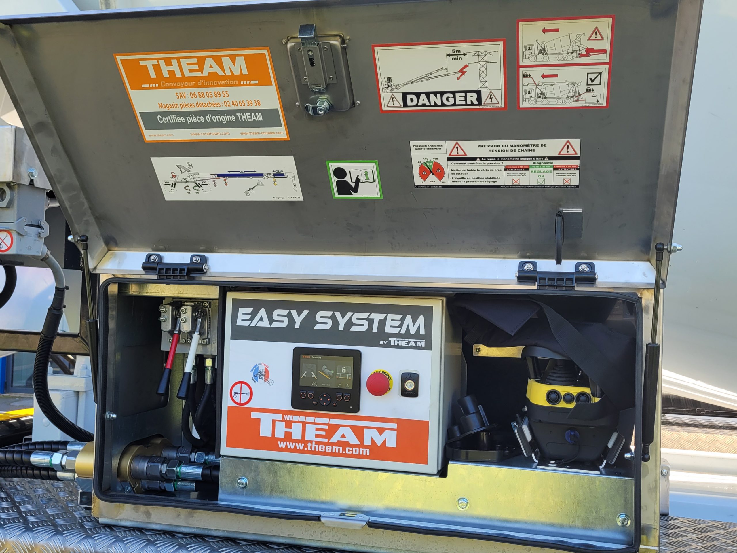 Coffret hydraulique et écran de l'Easy System + radio